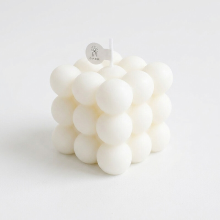 Zooly Geurkaars   Grote kubusvorm, transparante verzegelde verpakking, witte kleur, geur van Engelse peer & fresia, 6,3 x 6,3 x 5,9 cm, 1 stuk