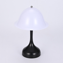 Zwarte top hat vormige tafellamp