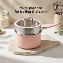 PURE COOK 316 roestvrijstalen drie laagse bodem melk  en sauspan met stoominzet roze keramische coating buitenkant satijn gepolijst binnenkant gelijkmatige warmteverdeling bestand tegen verbranden zwarte verkleuring koelhouwgreep thuis koken keukengerei h